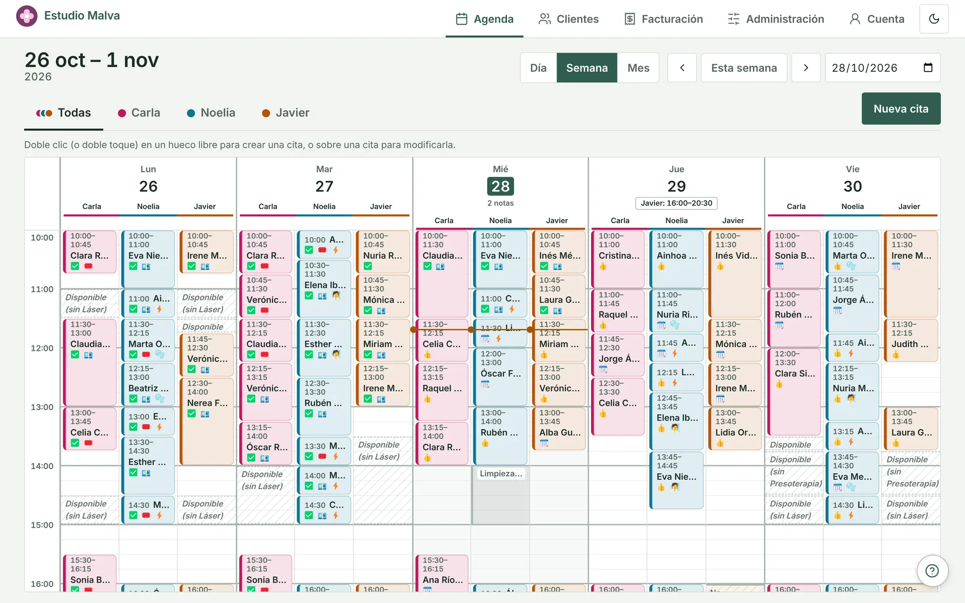 Agenda semanal en el ordenador con las columnas de tres profesionales cada día, colores por profesional y franjas «Disponible (sin máquina)»