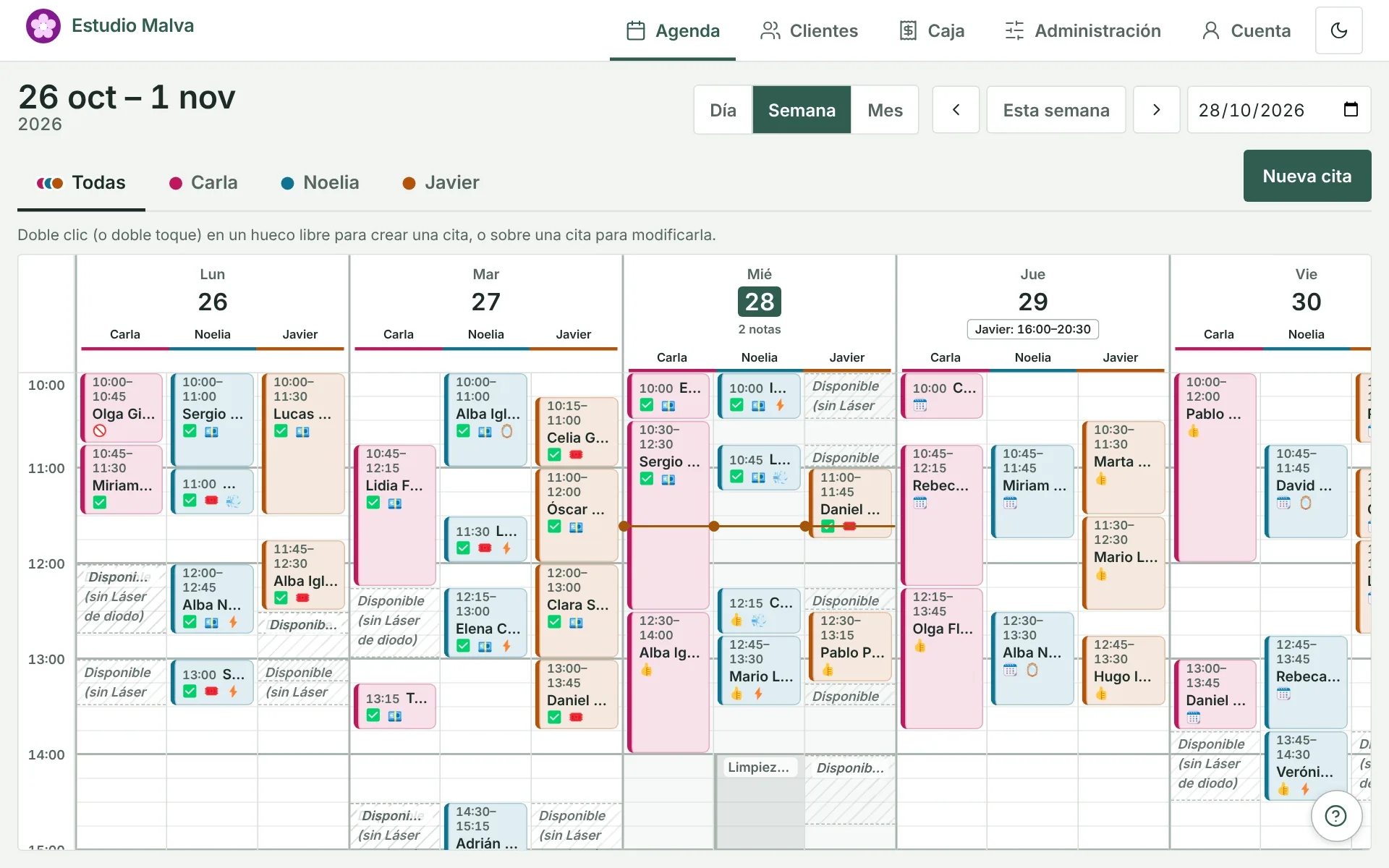 Agenda semanal en el ordenador con las columnas de tres profesionales cada día, colores por profesional y franjas «Disponible (sin máquina)»