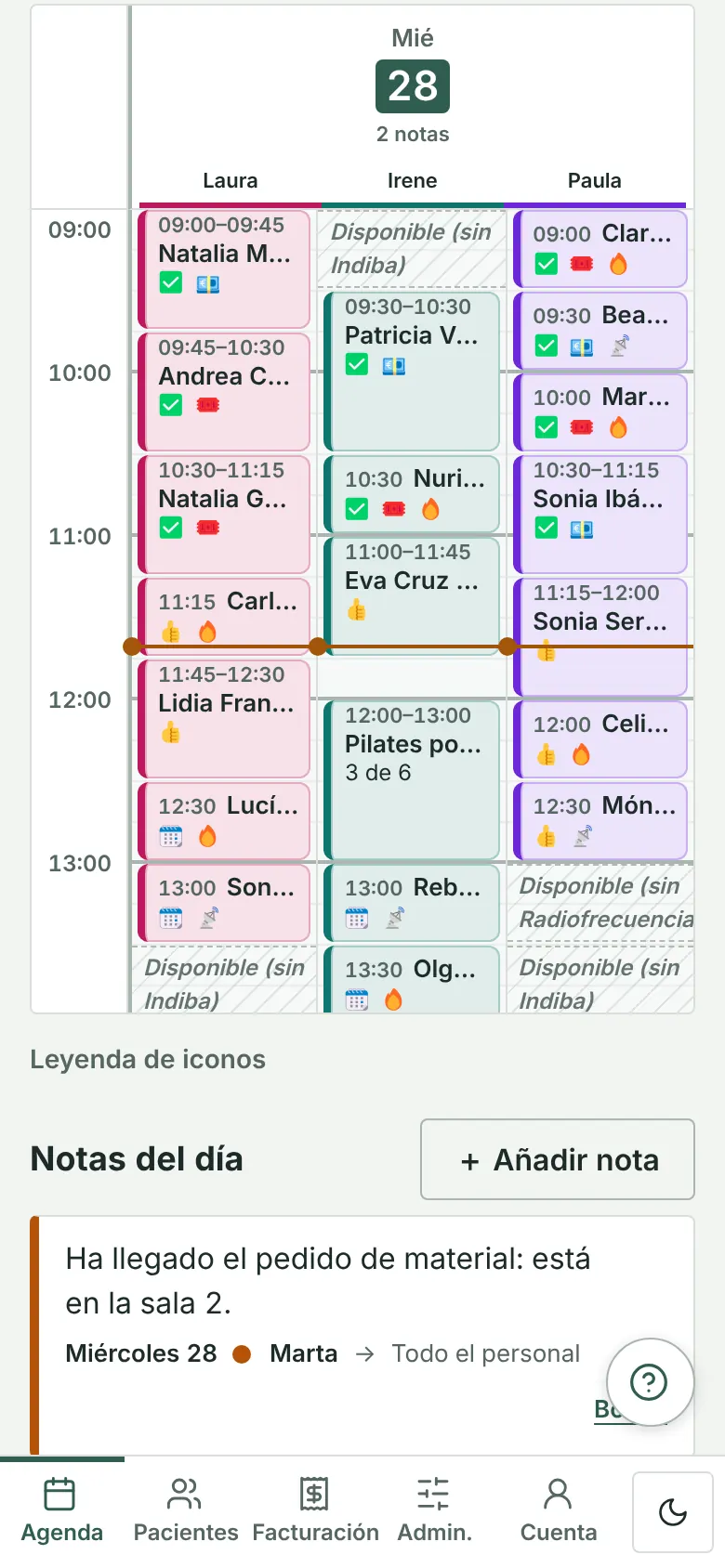 Agenda d’un dia al mòbil amb les cites de tres professionals en columnes i una franja «Disponible (sense màquina)»