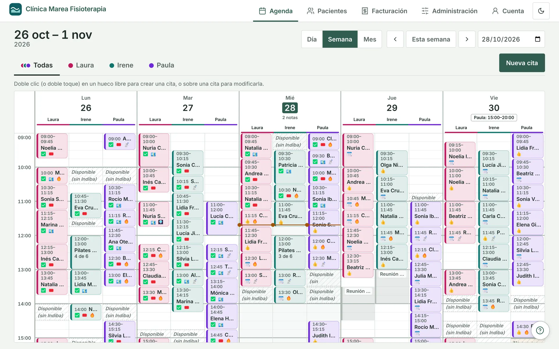 Agenda setmanal a l’ordinador amb les columnes de tres professionals cada dia, colors per professional i franges «Disponible (sense màquina)»